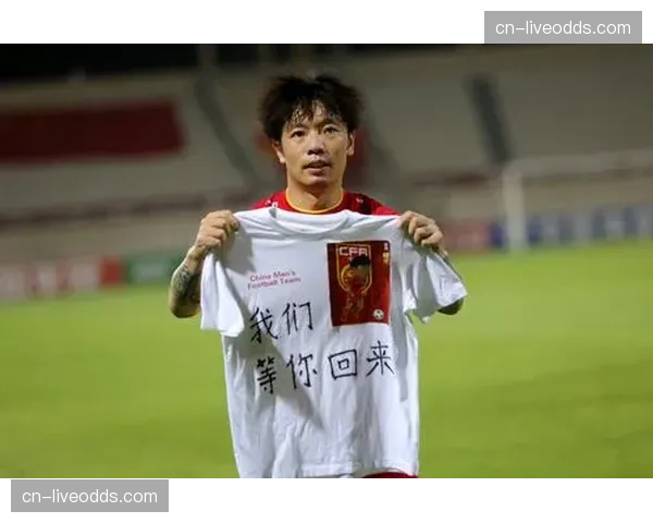 特写：国民队老将代打建功后，休息室内年轻球员冲上来庆祝