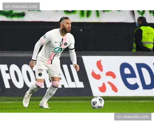 特写：罚失关键点球后，巴黎圣日耳曼前锋拉莫斯低头久久未起